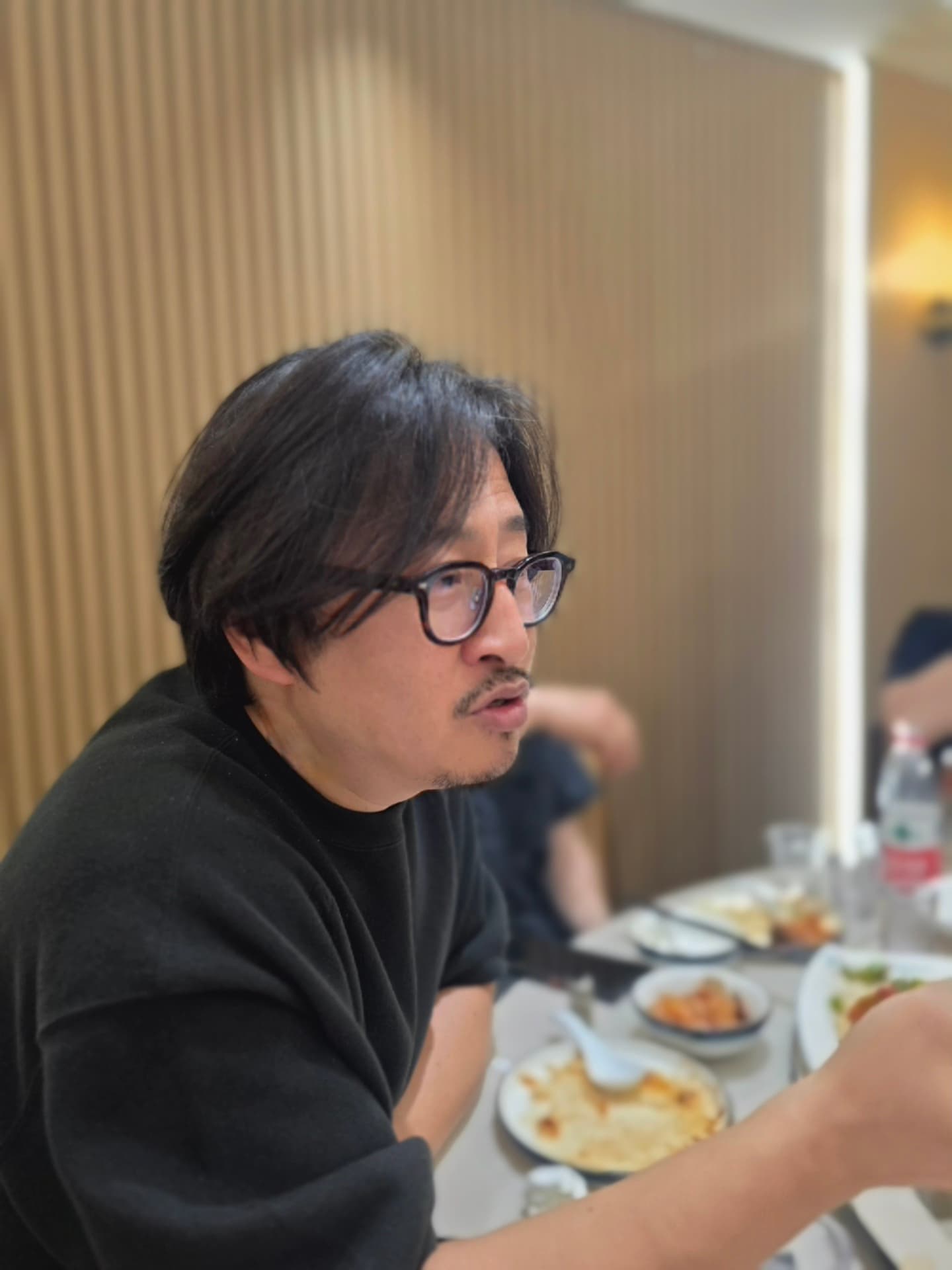 첫날의 밤은 깊어가고.